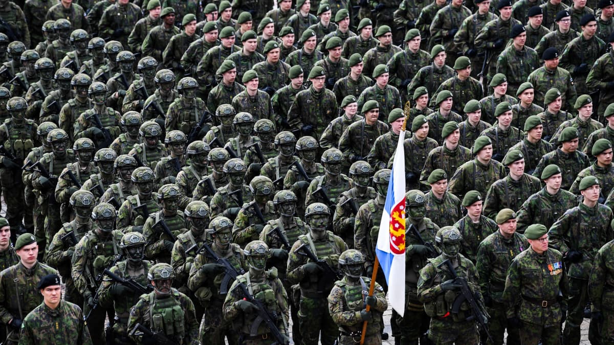 Suomi tervehtii puolustusvoimia virallisella lippupäivällä, sotilasparaatilla |  Uutiset