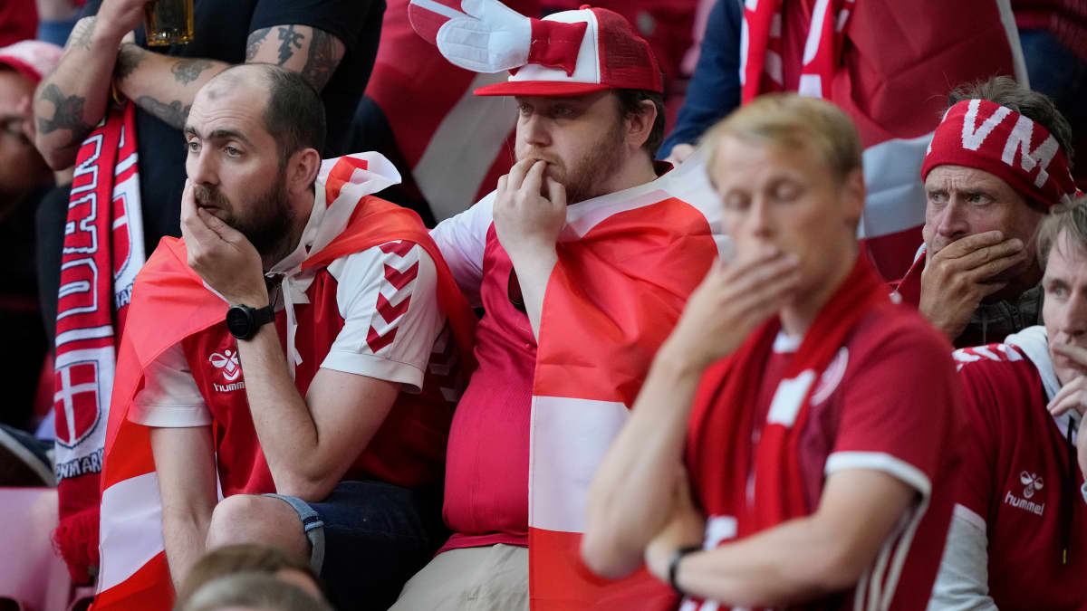 Huolestuneet tanskalaisfanit EM-kisojen ottelussa Tanska-Suomi