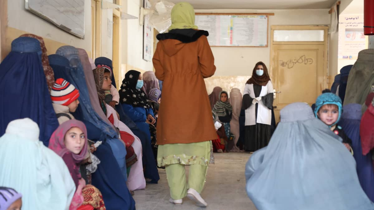 Ihmiset odottavat vuoroaan terveysasemalla Afganistanissa.