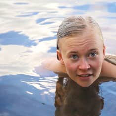 Eeva Rajakangas uimassa Tohloppi-järvessä.