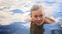 Eeva Rajakangas uimassa Tohloppi-järvessä.
