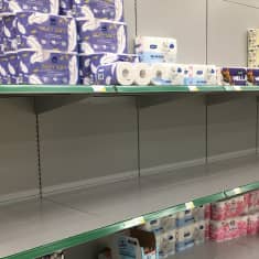 Tyhjiä vessapaperihyllyjä Vaasan Prismassa
