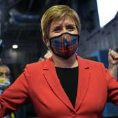 SNP:n puheenjohtaja Nicola Sturgeon juhlisti valintaansa parlamenttiin Glasgow'ssa. 