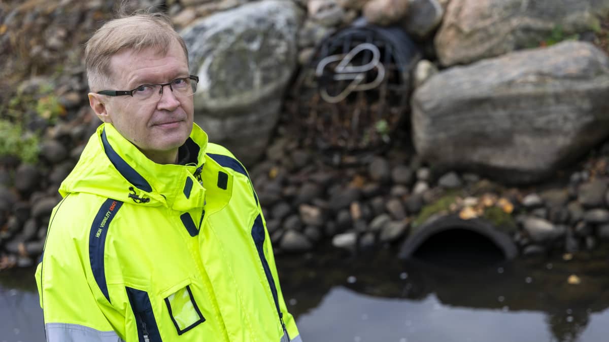 JARMO LAAKSOVIITA hulevesi-insinööri, Kuopion kaupunkingilta seisoo viemärin vieressä