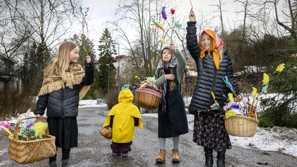 Helsinkiläisiä lapsia virpomassa Palmusunnuntaina 10.4. 2022. 