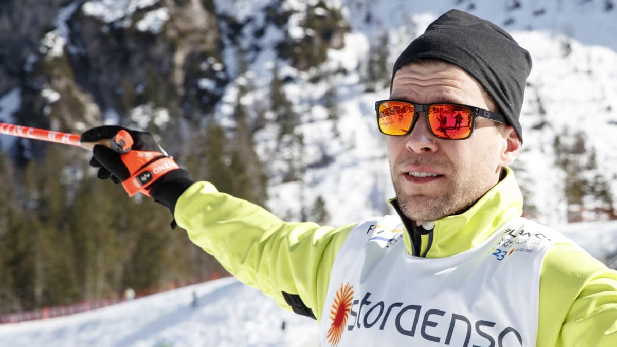 Yles expertkommentaror Kalle Lassila i skid-VM 2023 i Planica. 