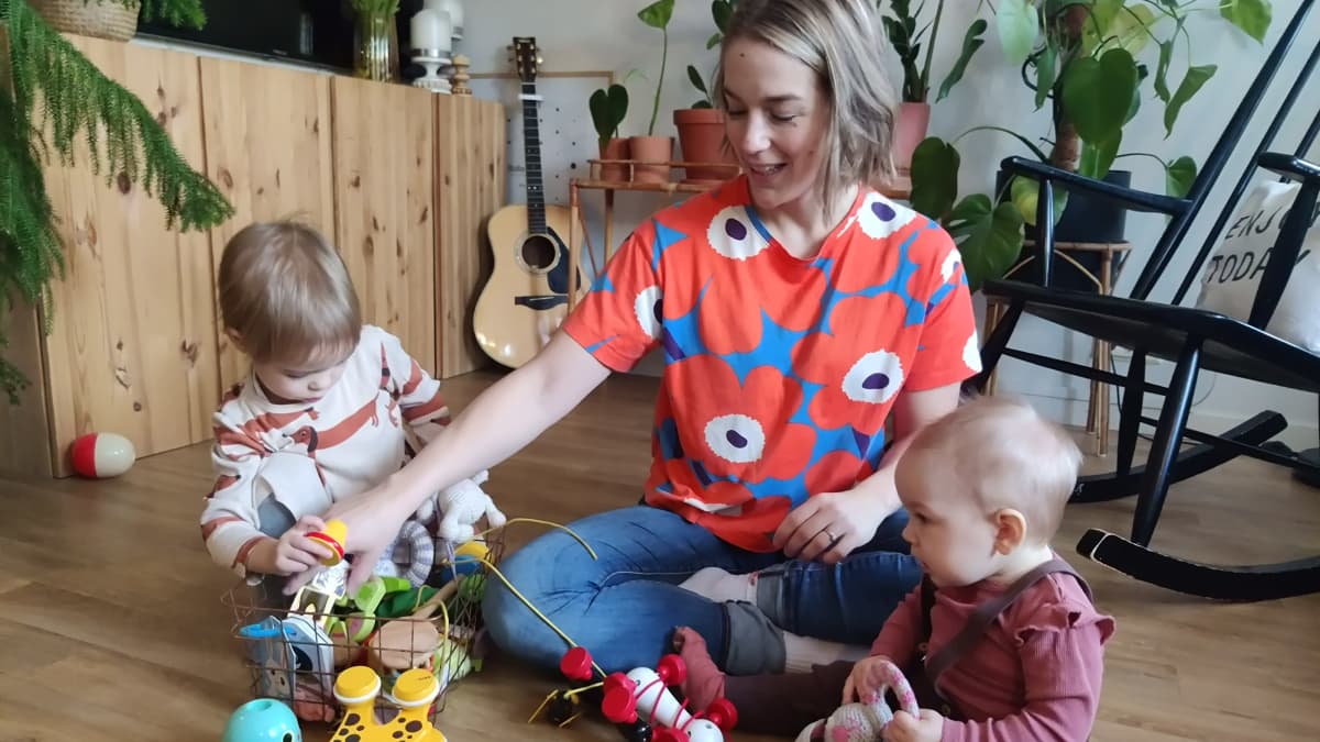 äiti leikkii lasten kanssa