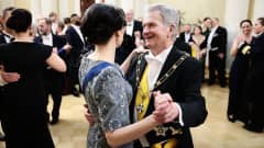 Presidenttipari valssin pyörteissä.