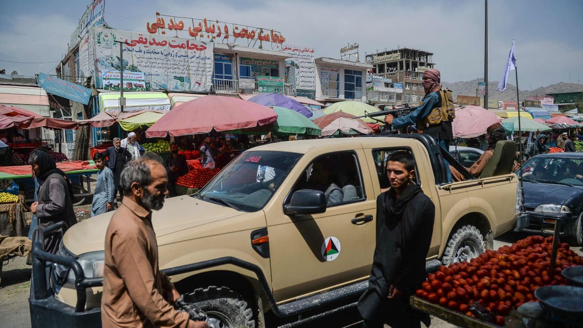 Taliban-taistelijat partioivat autolla torilla Kabulissa.