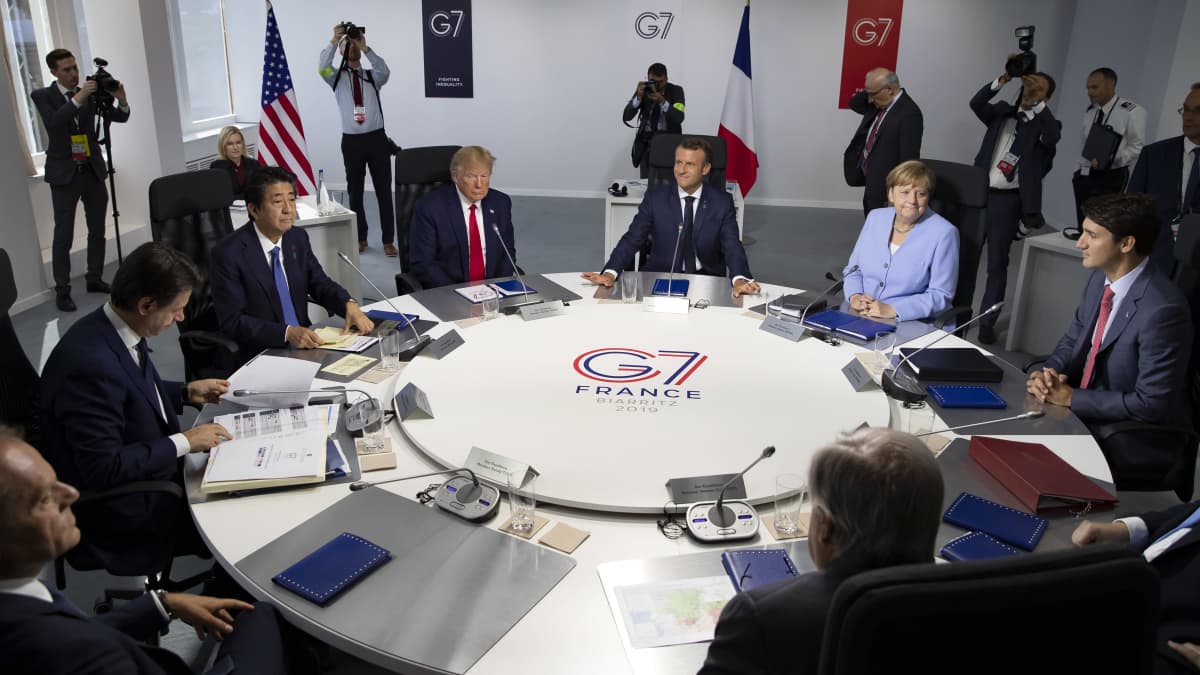 G7-maiden kokous Ranskassa elokuussa 2019. Pyöreän pöydän ääressä mm. Trump, Merkel, Macron ja Trudeau