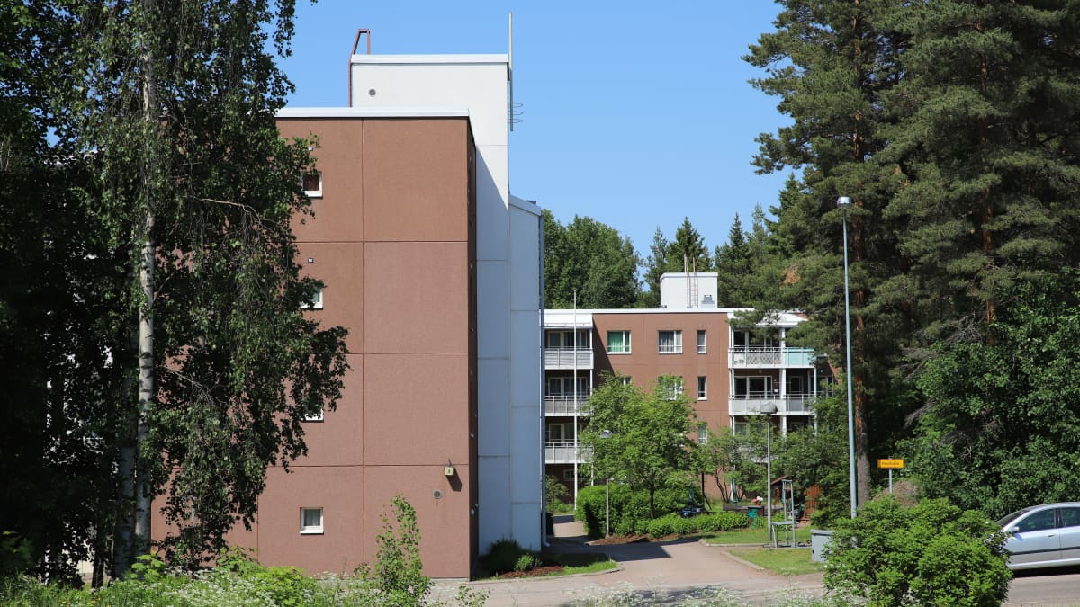 Kerrostalo Kotkan Karhuvuoressa.