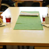 Vanhukset kahvilla Jaalan palvelukeskuksessa Kouvolassa.