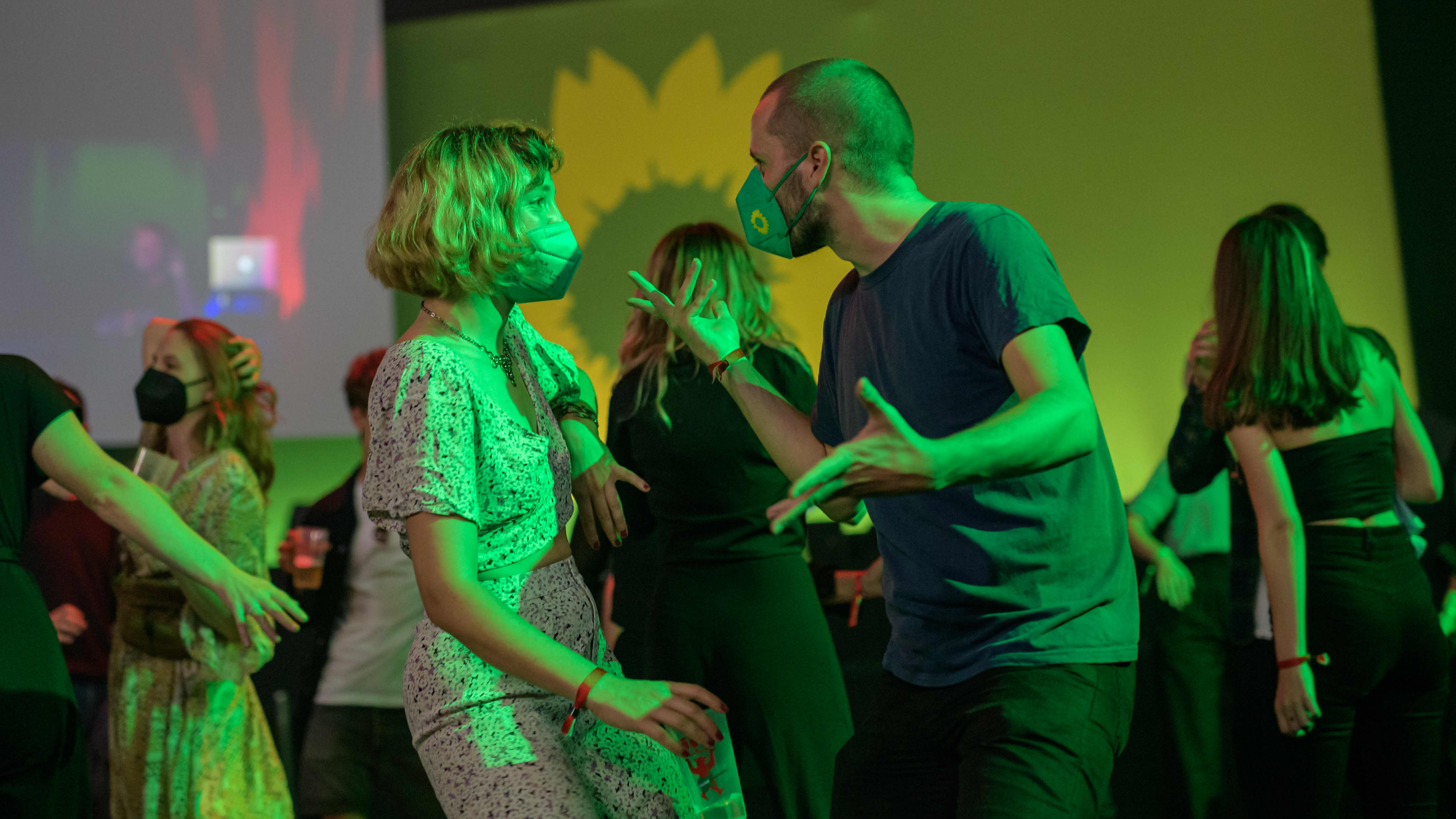 Kaksi nuorta tanssii Saksan vihreiden vaalivalvojaisissa 26. syyskuuta 2021. 
