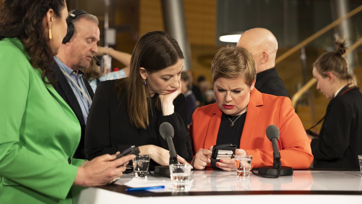 Li Andersson ja Annika Saarikko tarkastelevat äänestystietoja. Pikkuparlamentti ennen ennakkoääniä.