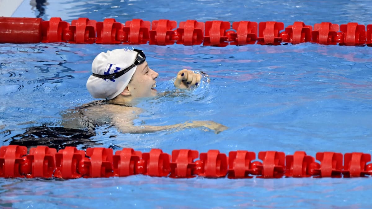 Ida Hulkko riemuitsee altaassa uituaan Suomen ennätyksen 100 metrin rintauinnin alkuerässä Tokion olympialaisissa.