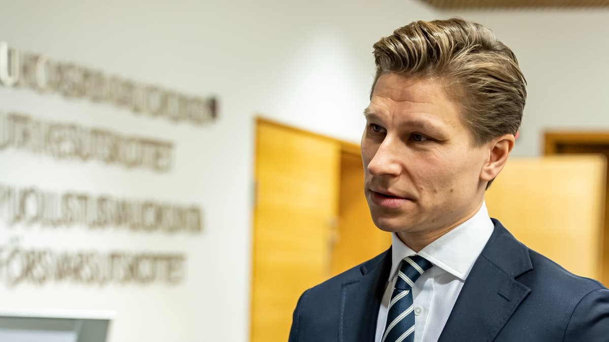 Kokoomuksen Timo Heinonen ja Antti Häkkänen Ylen Ari Hakahuhdan haastattelussa Eduskunnan Pikku-Parlamentissa Puolustusvaliokunnan oven ulkopuolella 19.1.2023.