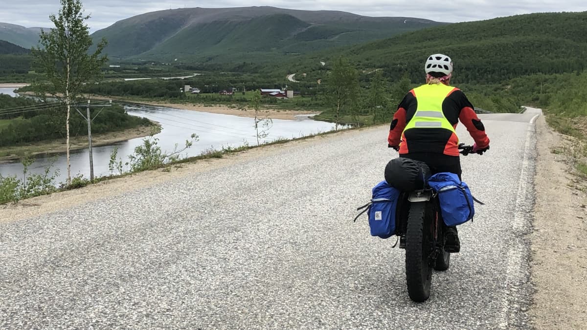 pyöräilijä Utsjoen ja Karigasniemen välisellä tiellä