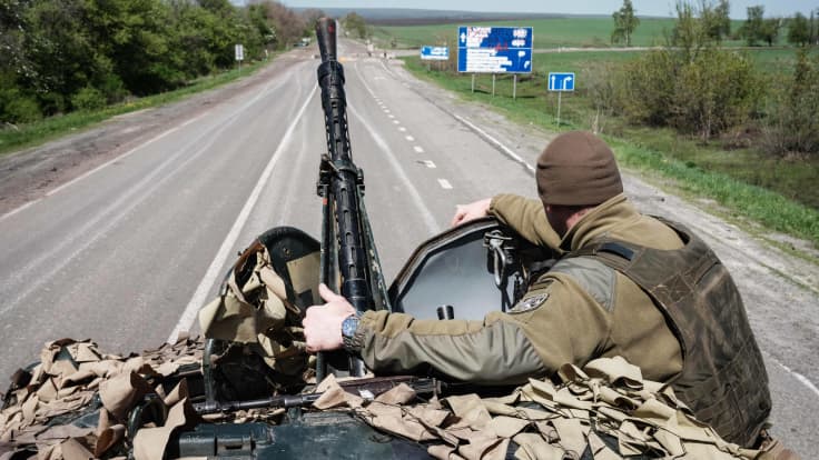 Ukrainalaissotilas miehistönkuljetusvaunun kannella.