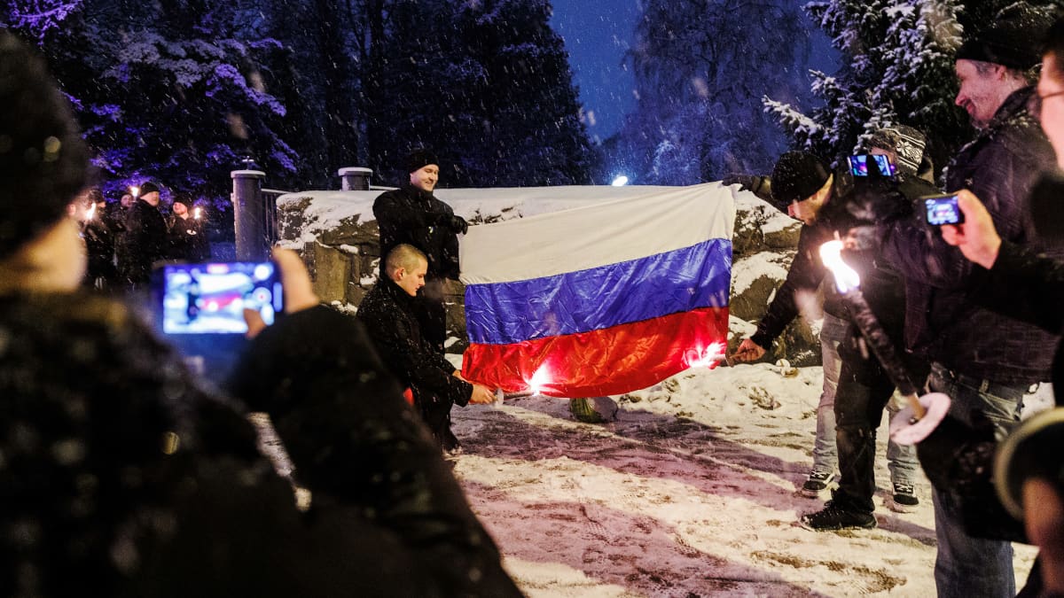 Neljä 612-soihtukulkueeseen osallistunutta henkilöä poltti Venäjän lipun Hietaniemen hautausmaan portilla