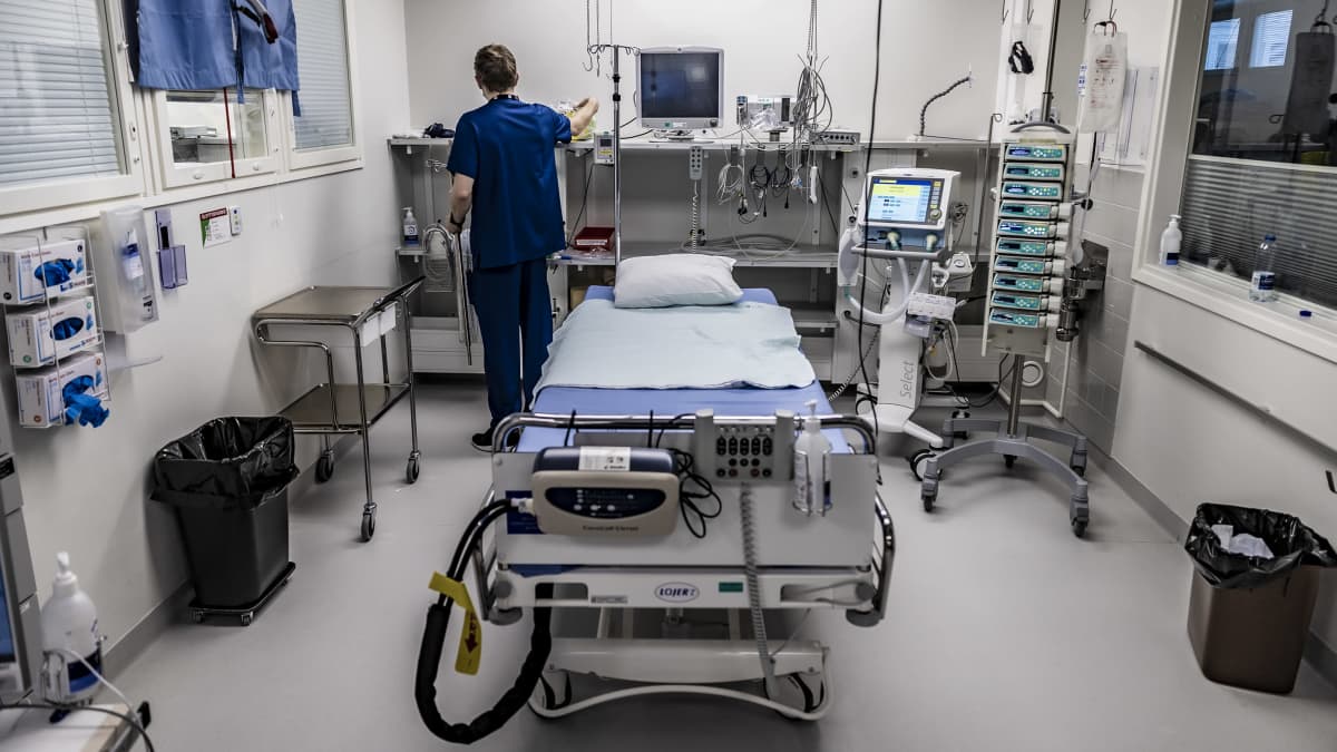 Oulun Yliopistollisen sairaalan korona teho-osastolla tehohoitaja Pasi Kemppainen tarkastaa sairaala laitteita.