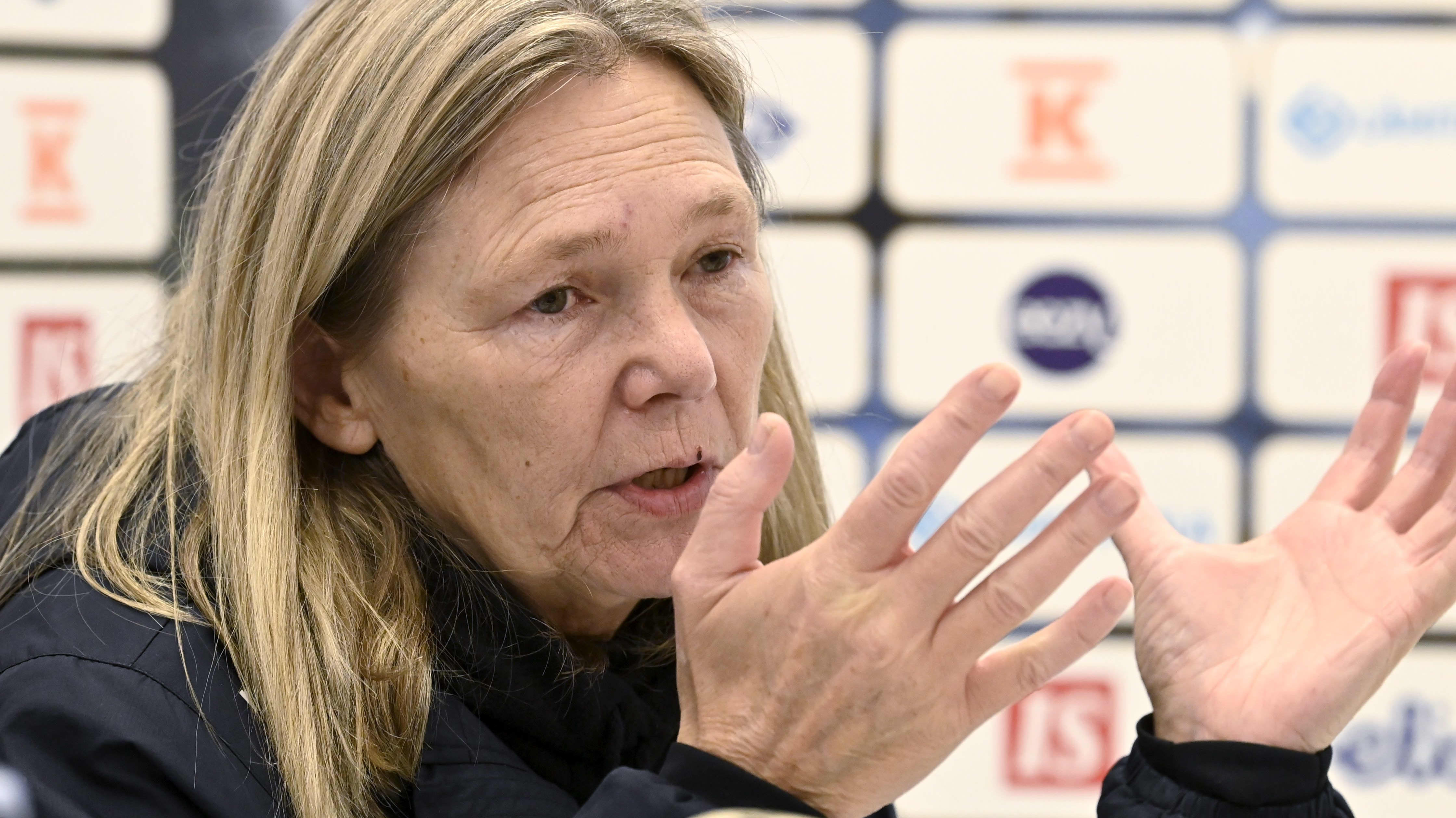 Anna Signeul levittelee käsiään tiedotustilaisuudessa. 