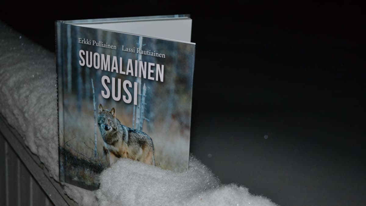 Vuoden luontokirjaksi valittu Suomalainen susi. 