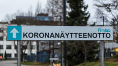 Koronavirustesti-opaste Tampereella joulukuussa 2020.