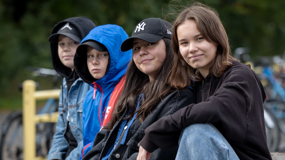 Ryhmä 7-luokkalaisia välitunnilla kännyköineen, Vuosaaren peruskoulu, Helsinki, 14.9.2021.
