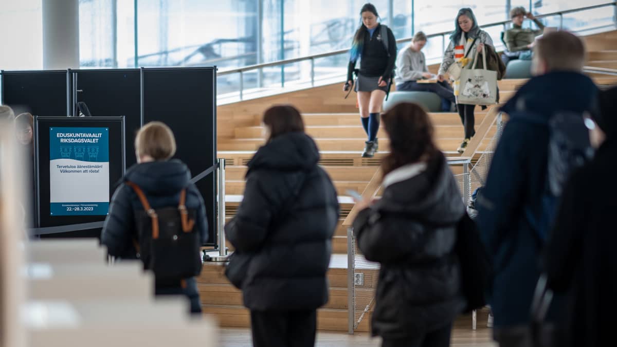 Viimeinen ennakkoäänestyspäivä vuoden 2023 eduskuntavaaleissa, paikkana Helsingin keskustakirjasto Oodi, 28.3.2023.