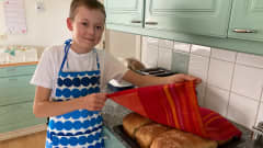 Paulus Aitto-oja on 13-vuotias leipomoyrittäjä. Hän leipoo hiivaleipiä viikottain myytäväksi.