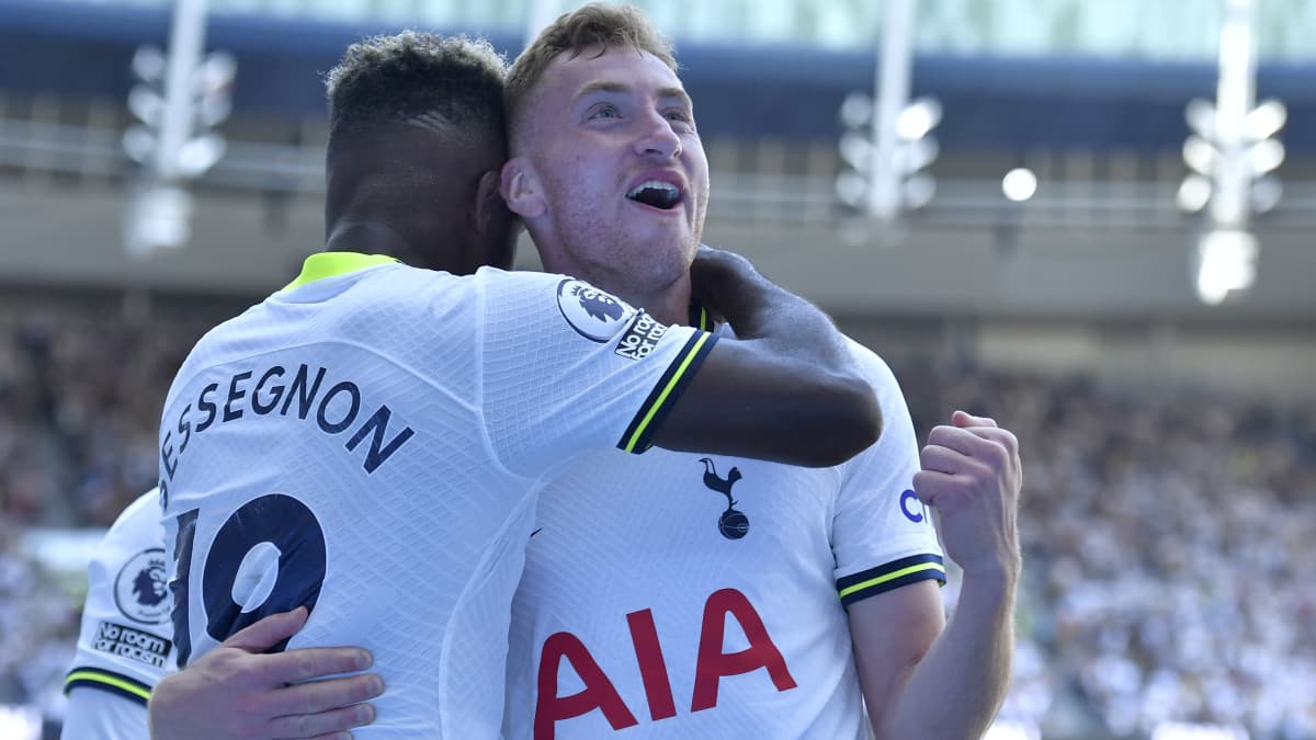 Tottenhamin Dejan Kulusevski juhlii osumaansa Southamptonia vastaan, Ryan Sessegnon halaa onnitteluksi.