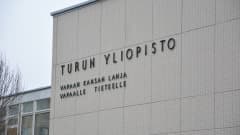 Turun yliopiston hallintorakennus ulkoa kuvattuna.