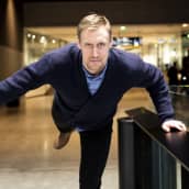 Marko "Mörkö" Anttila tähdittää jääshowta taitolustelijoiden kanssa – videolla hän kohtaa valmentajansa  ja kokeilee, miten taipuu vaakaan