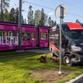 Ratikka ja pakettiauto törmäsivät Tampereen Hervannassa 30.8.2021.