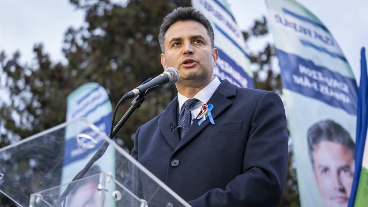 Oppositon poliitikko Péter Márki-Zay puhuu kannattajilleen Unkarissa 