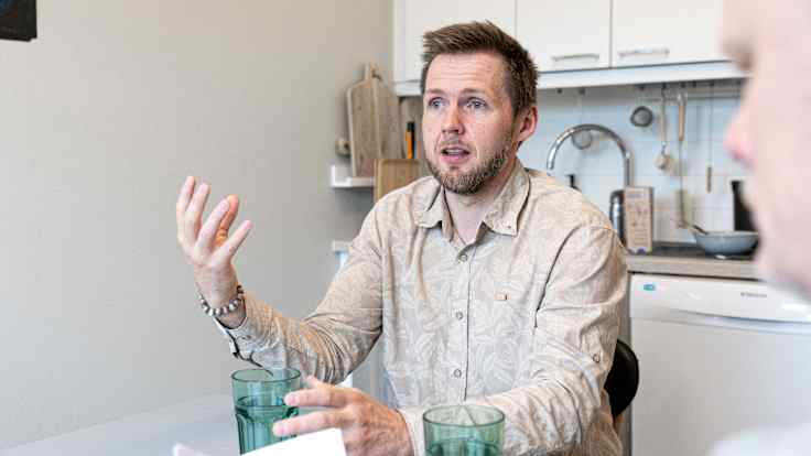 Ivan Deviatkin istuu keittiön pöydän ääressä.