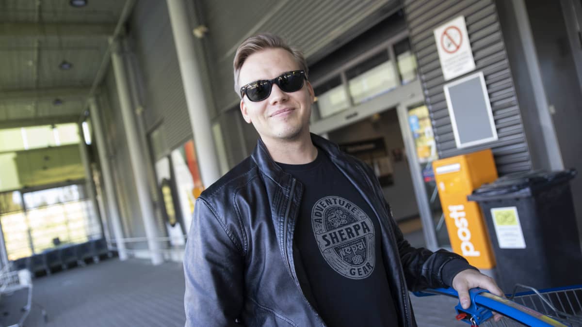 Kuopiolaismiehen mukaan mainosvalot häikäisevät autolla ajaessa.