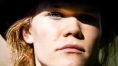 Leo Korte katsoo kameraan ulkona aurinkoisessa säässä stetson hattu päässään.