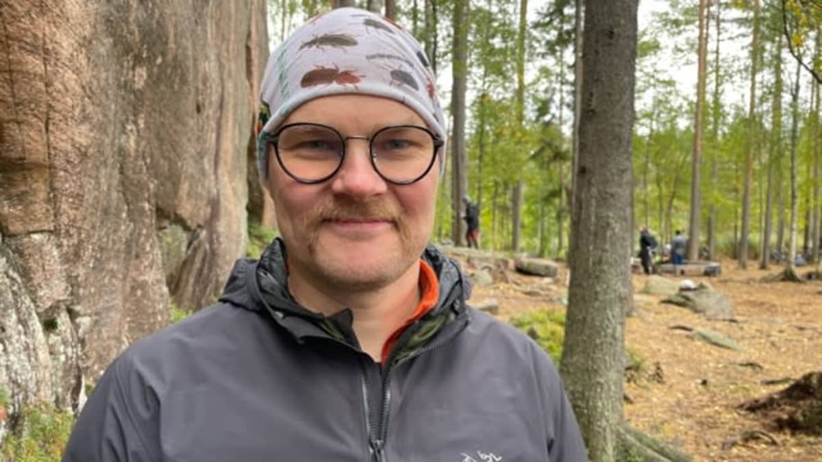 Johannes Kärkkäinen seisoo metsässä