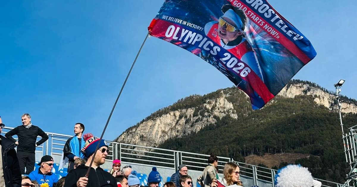 Välikohtaus olympiahiihtojen pääkatsomossa – venäläisten lippu vietiin, turvahenkilö kielsi kuvaamasta