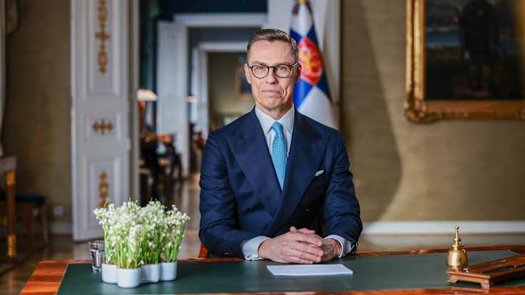 Alexander Stubb työpöydän ääressä.