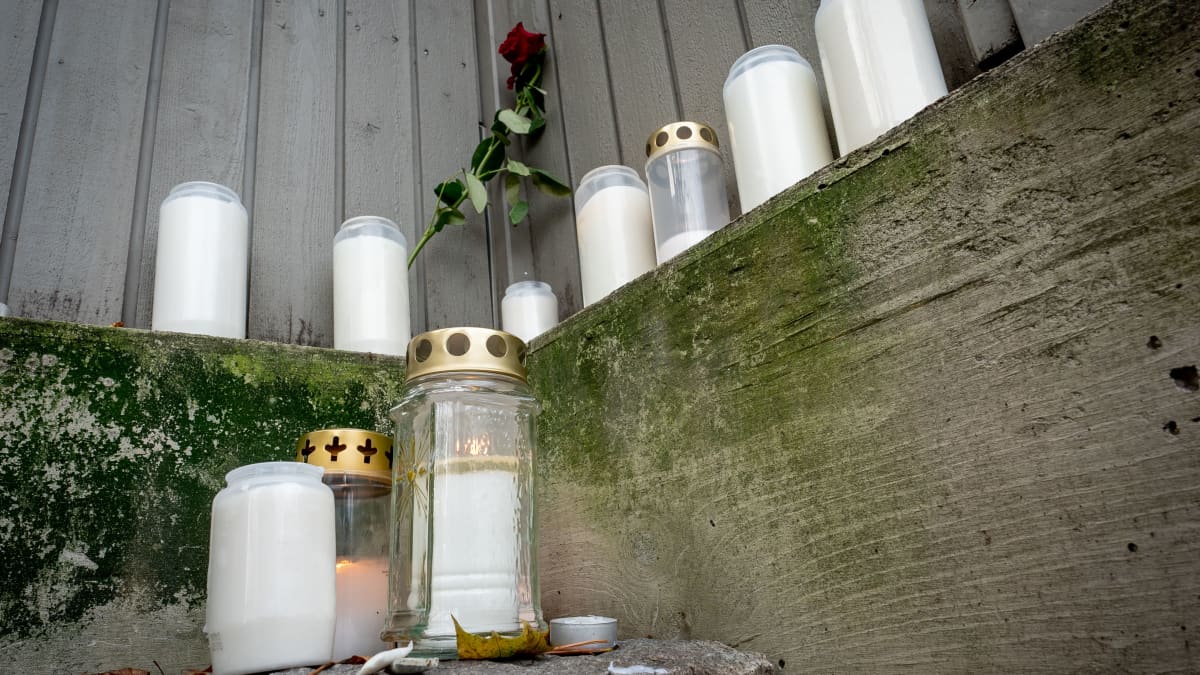 Muistokynttilät Päijänteentie 19 edustalla