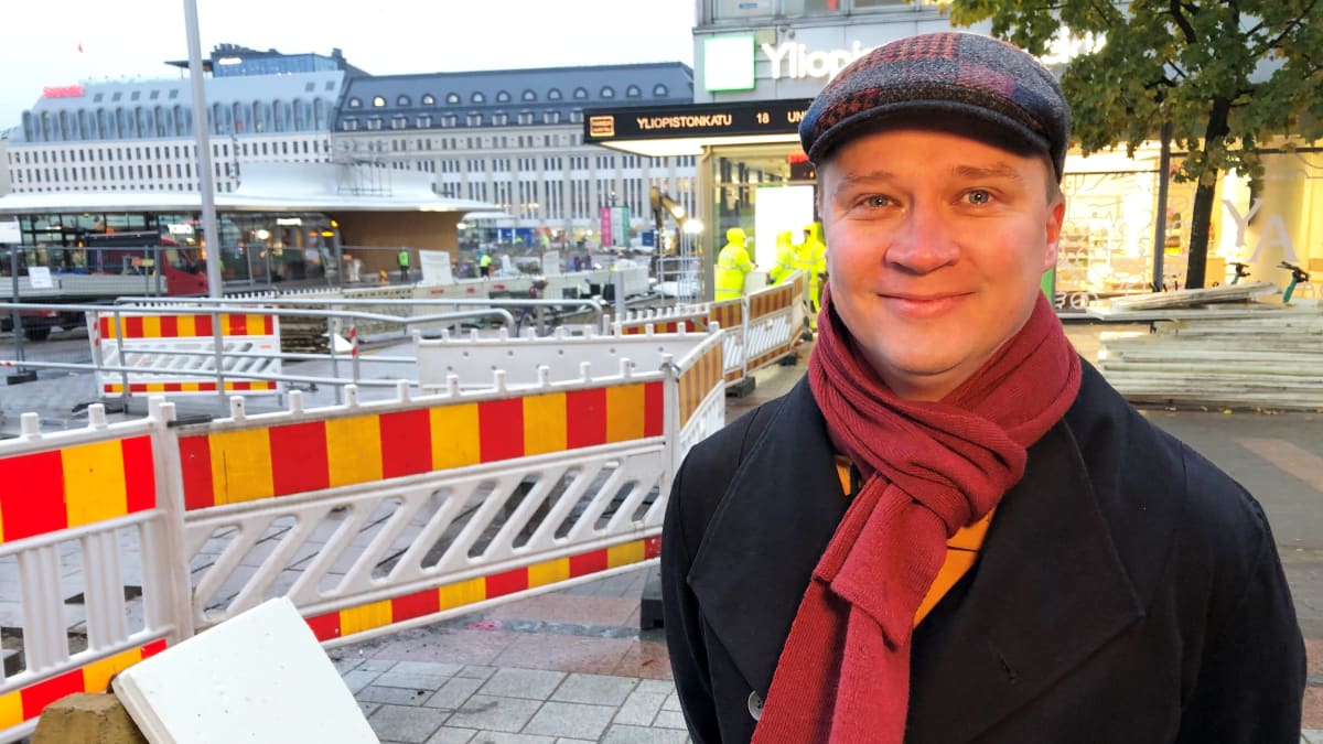 Fölin suunnittelupäällikkö Lauri Jorasmaa Turun kauppatorin kulmalla.