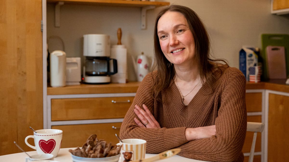 Commu-aplikaation käyttäjä Milla Helenius viettää keittiössään kahvihetkeä.