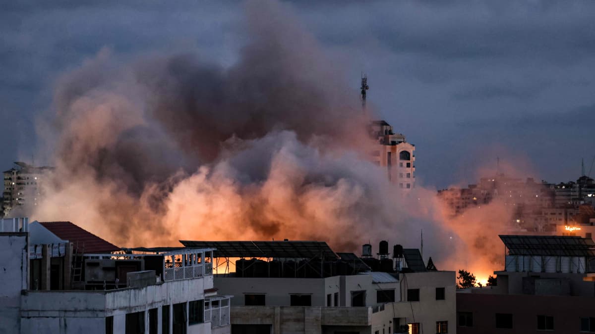 Savu nousee rakennusten ylle Israelin ilmaiskun jälkeen Gazassa.