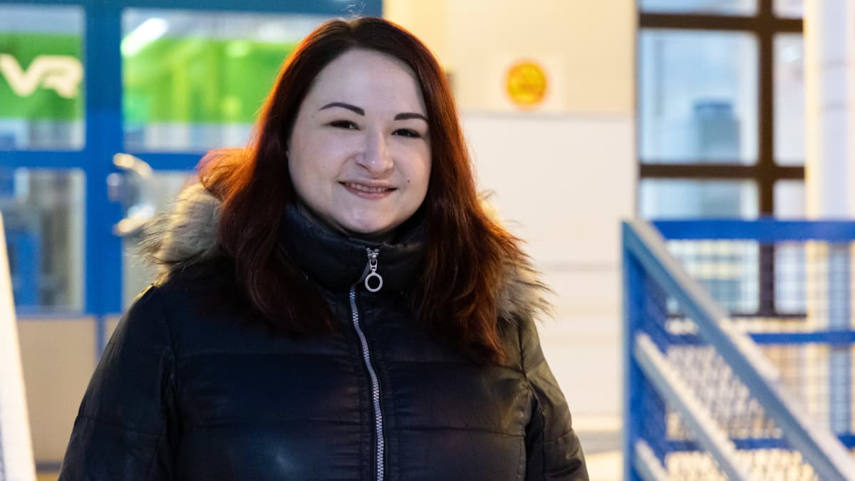 GoSaimaa Oy:n johtaja Katja Vehviläinen seisoo Vainikkalan rautatieaseman laiturilla ja hymyilee kameralle.