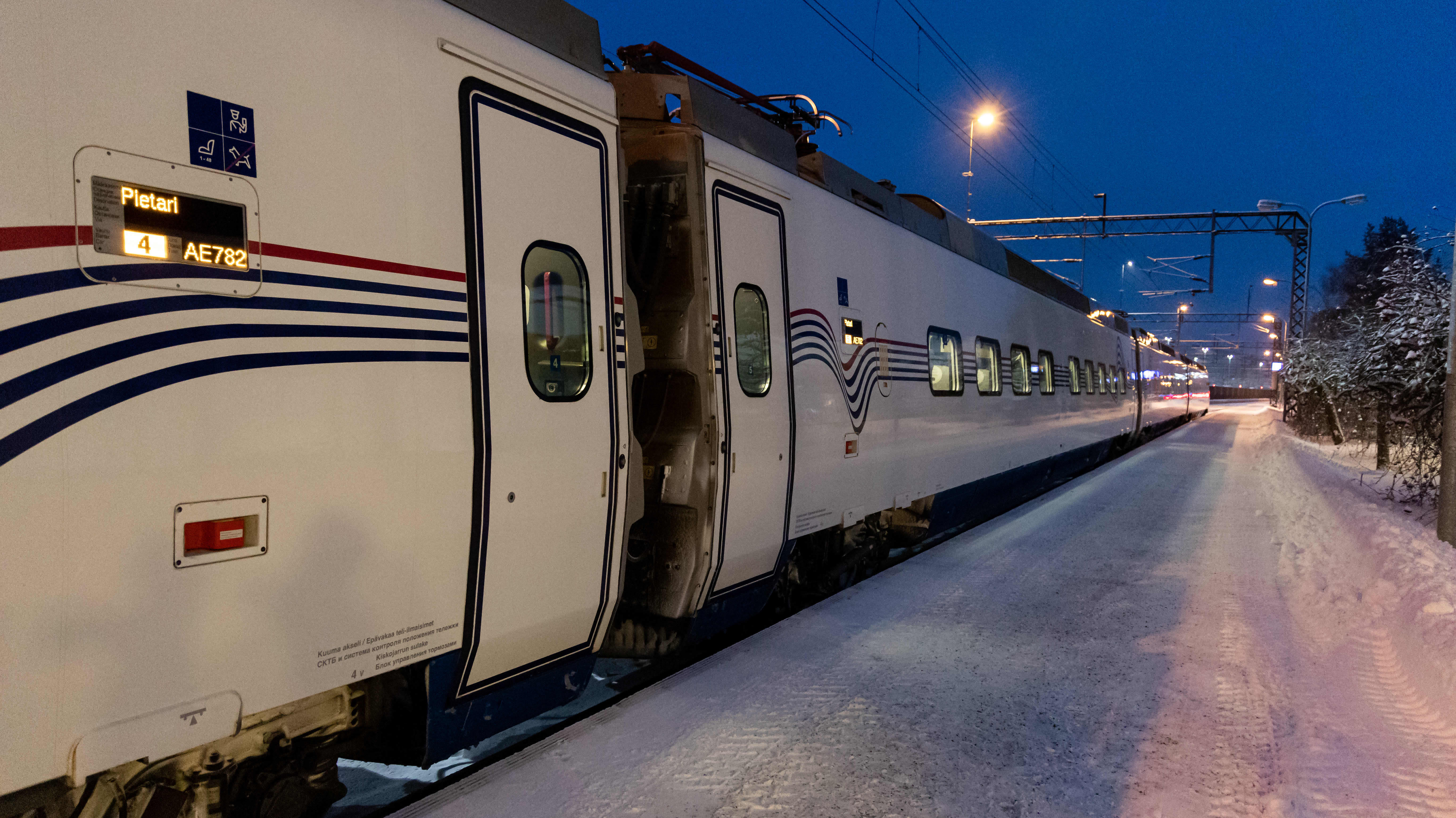 Allegro-juna pysähtyneenä Vainikkalan rautatieasemalle matkalla Venäjälle.