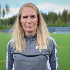 Lina Lehtovaara on suomalainen jalkapalloerotuomari.