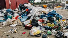 Muoviroskaa iso kasa kierrätysterminaalin pihalla Pyhäjoella: muovikasseja, kanisteri, lasten vanna ja pressuja.
