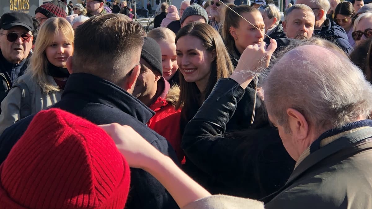 Sanna Marin keskellä kansaa Turun kauppatorilla.